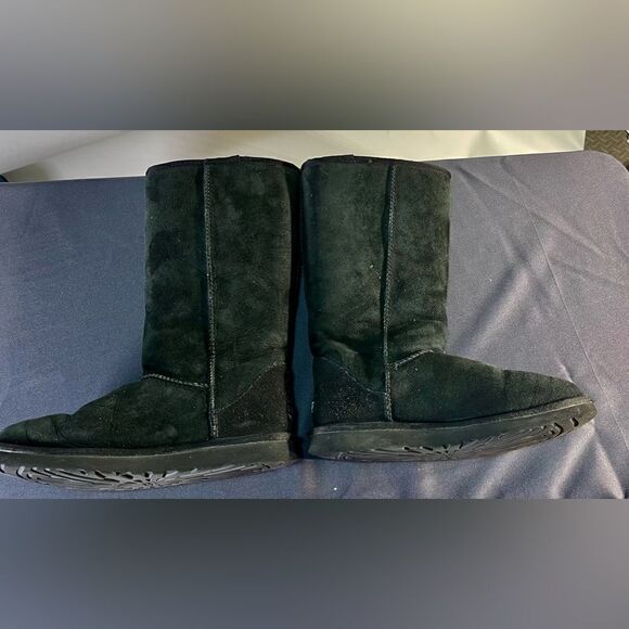 UGG - Black Traditional Boots - Picture 3 of 9